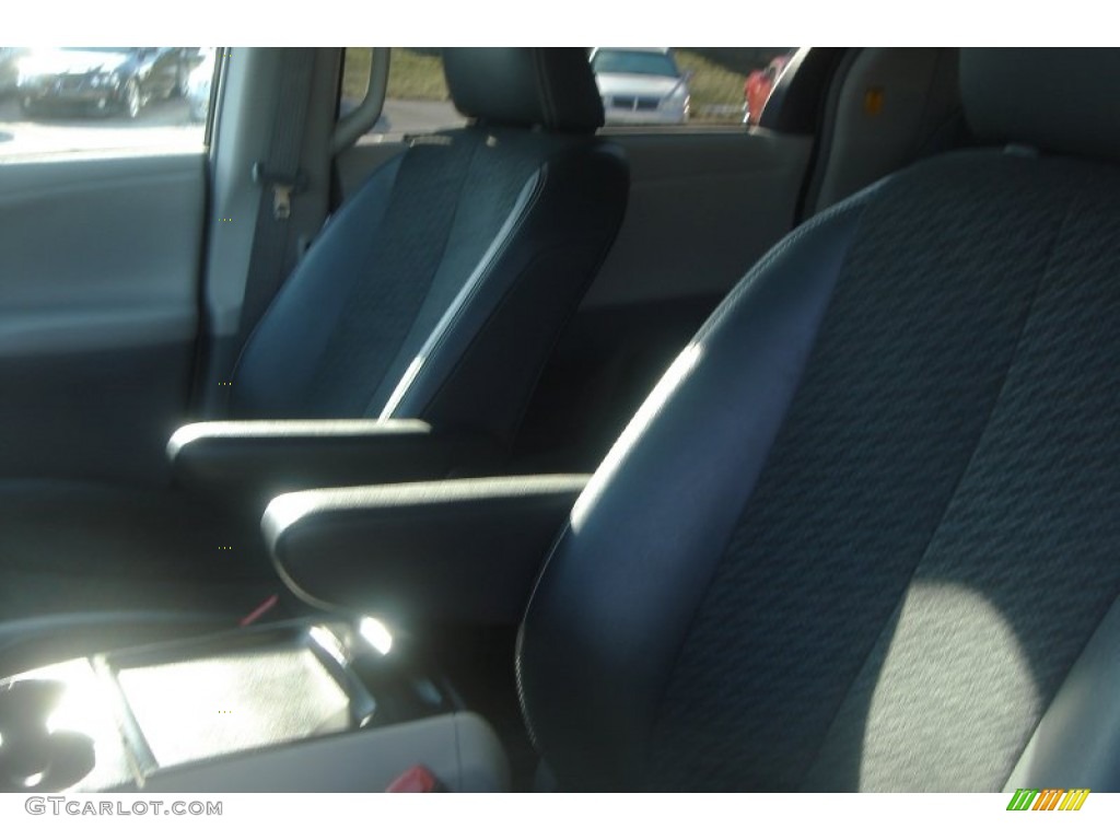 2011 Sienna SE - Super White / Dark Charcoal photo #21