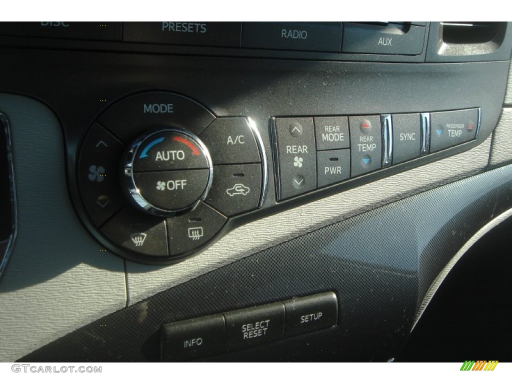 2011 Sienna SE - Super White / Dark Charcoal photo #27