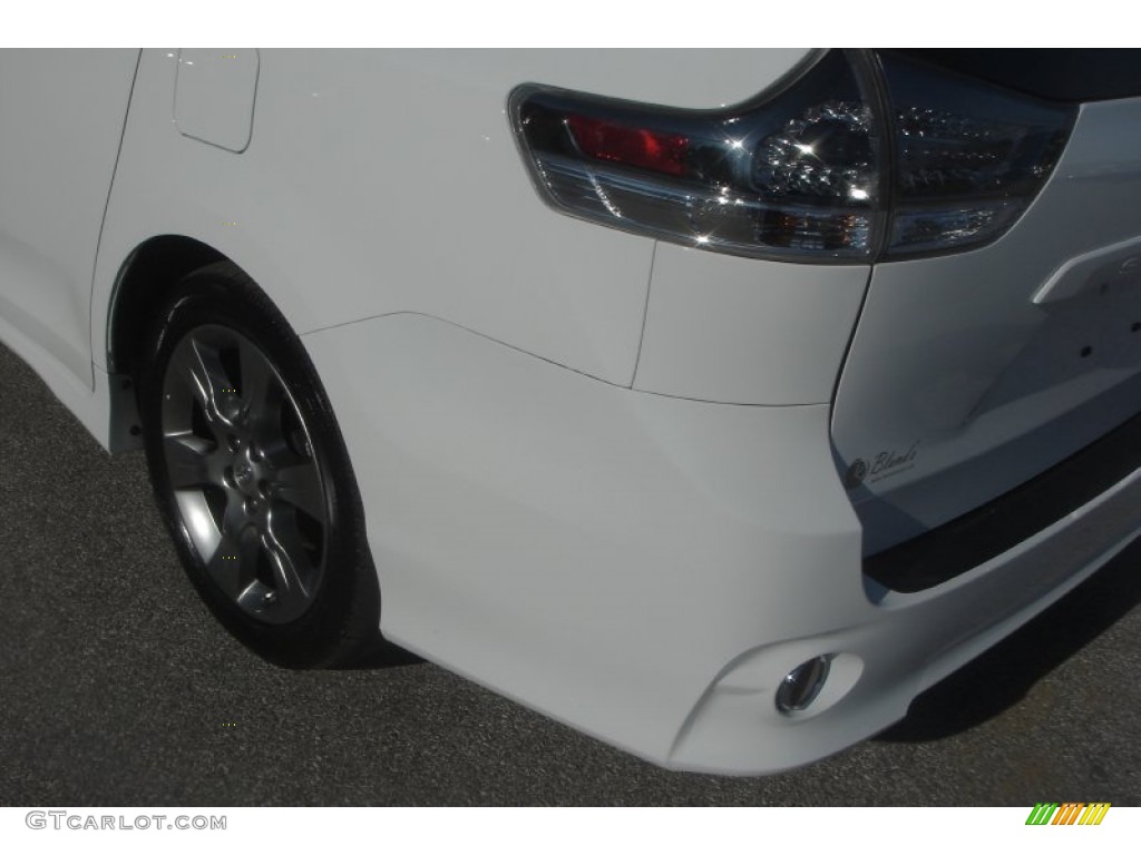 2011 Sienna SE - Super White / Dark Charcoal photo #45