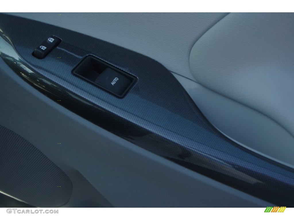 2011 Sienna SE - Super White / Dark Charcoal photo #52