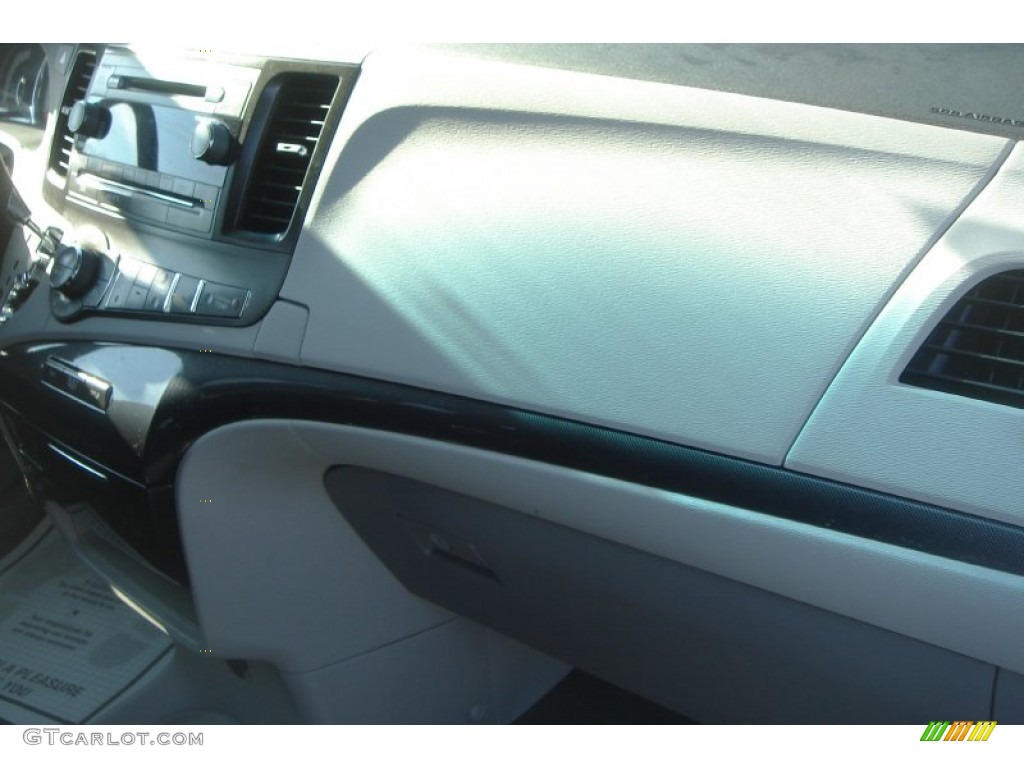 2011 Sienna SE - Super White / Dark Charcoal photo #53