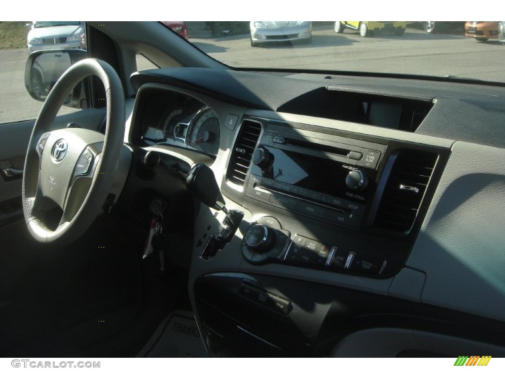 2011 Sienna SE - Super White / Dark Charcoal photo #54