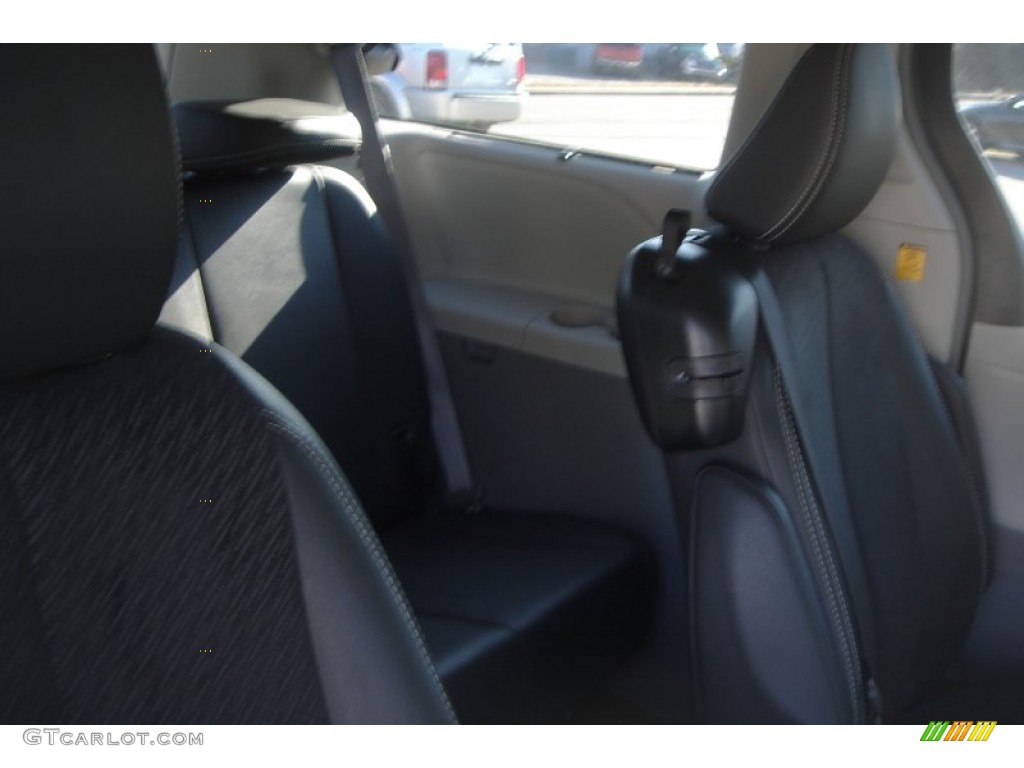 2011 Sienna SE - Super White / Dark Charcoal photo #63