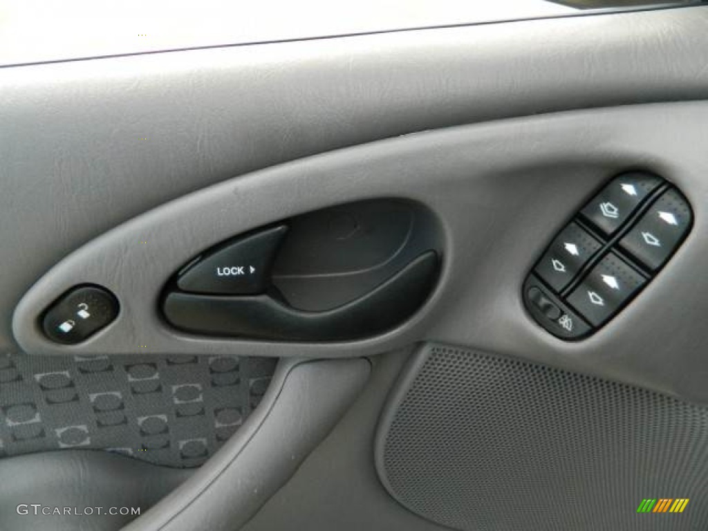 2003 Focus ZX5 Hatchback - Pitch Black / Medium Graphite photo #16