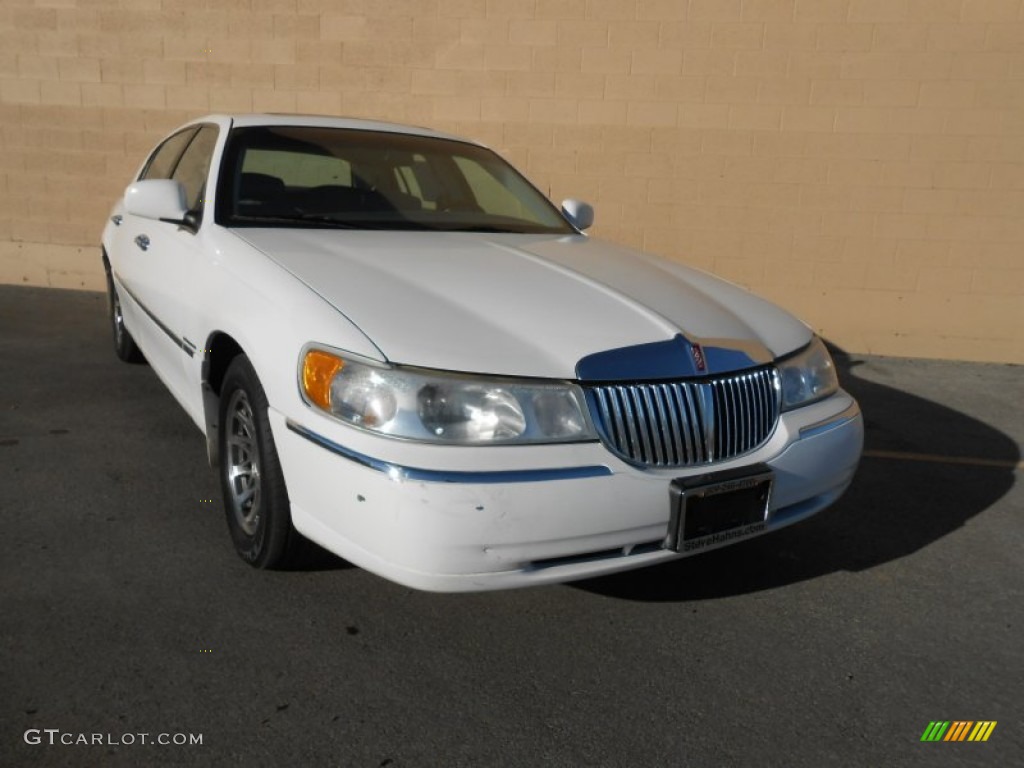 2001 Town Car Signature - Vibrant White / Light Parchment photo #1