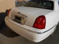 2001 Vibrant White Lincoln Town Car Signature  photo #17