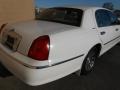 2001 Vibrant White Lincoln Town Car Signature  photo #18