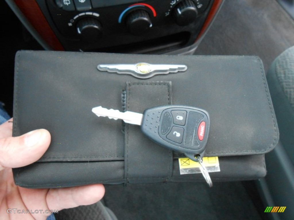 2007 Chrysler Town & Country LX Keys Photos