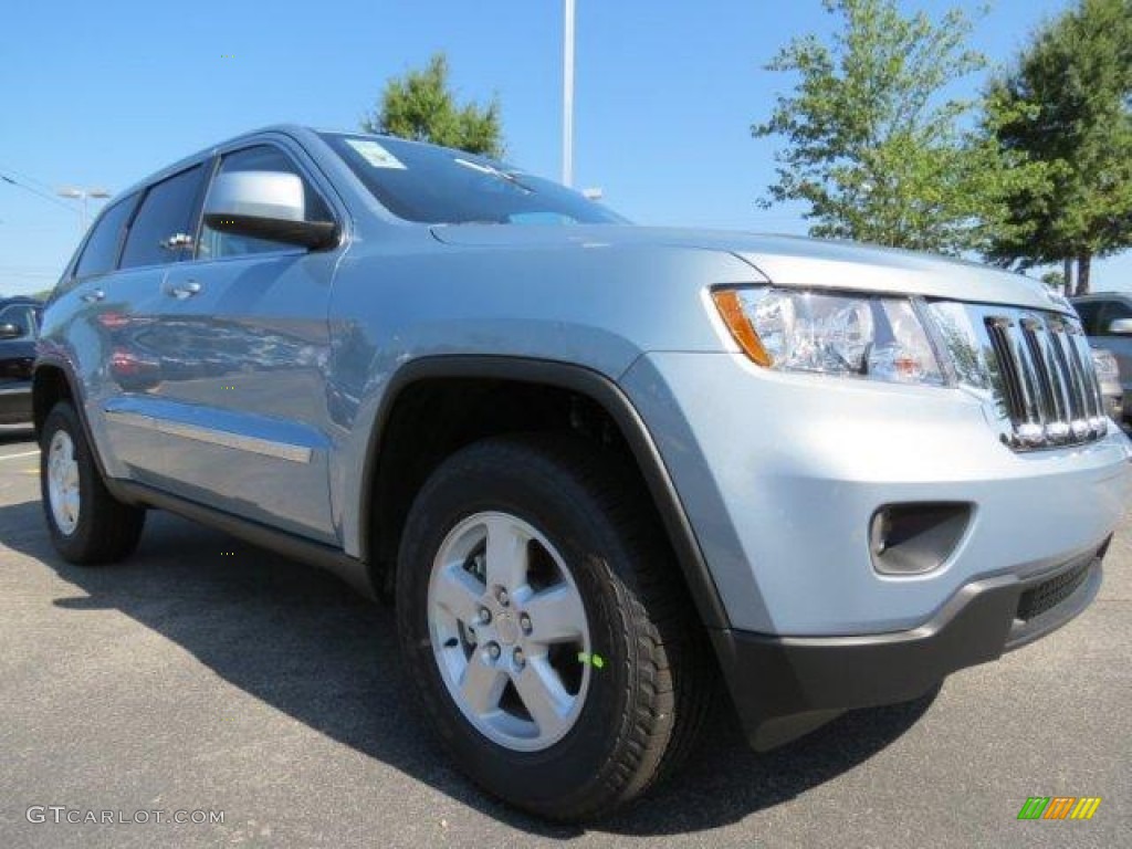 2013 Grand Cherokee Laredo - Winter Chill Pearl / Dark Graystone/Medium Graystone photo #4