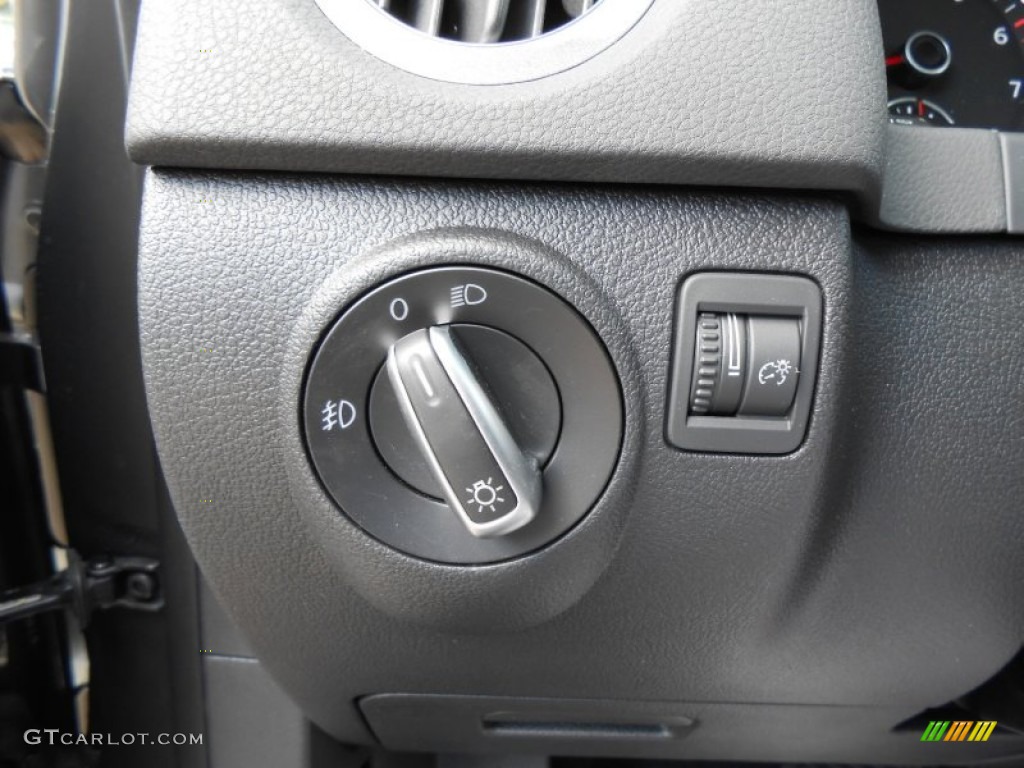 2013 Volkswagen Tiguan SE Controls Photo #77090102