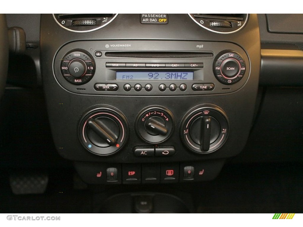 2010 Volkswagen New Beetle Final Edition Coupe Controls Photos