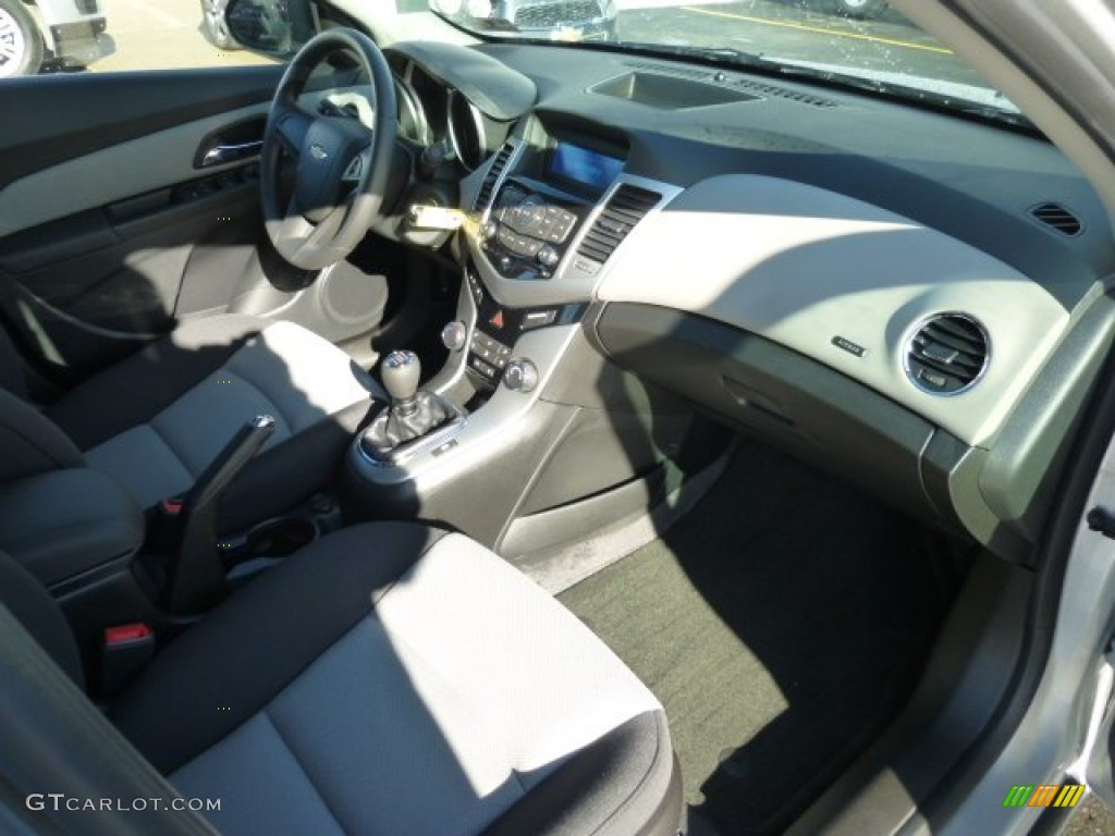 2013 Cruze LS - Silver Ice Metallic / Jet Black/Medium Titanium photo #9