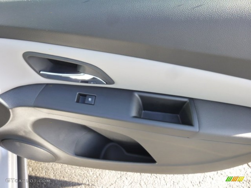 2013 Cruze LS - Silver Ice Metallic / Jet Black/Medium Titanium photo #10