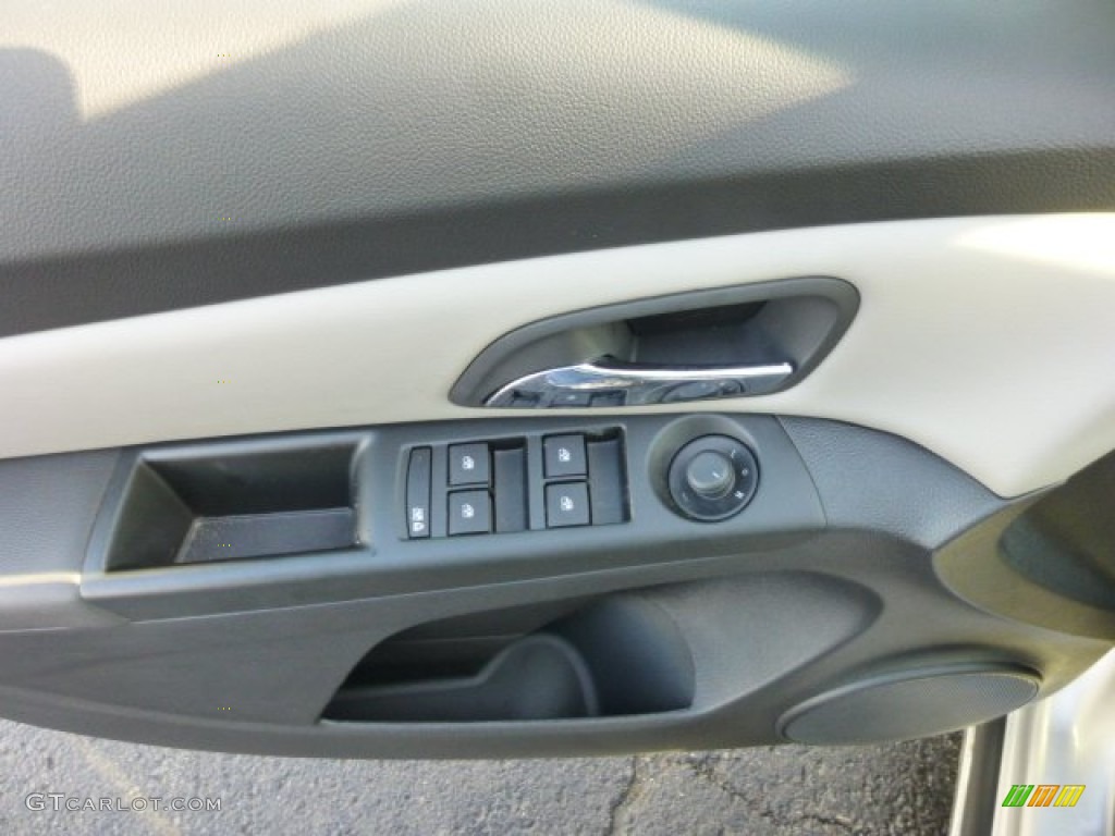 2013 Cruze LS - Silver Ice Metallic / Jet Black/Medium Titanium photo #17