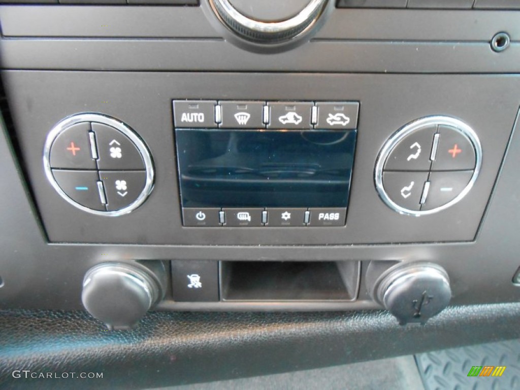 2011 GMC Sierra 1500 SLE Crew Cab 4x4 Controls Photo #77102594