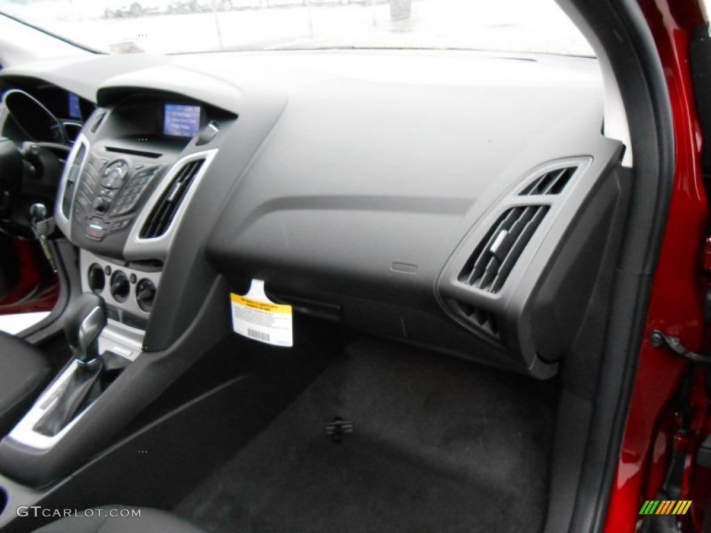 2013 Ford Focus SE Hatchback Charcoal Black Dashboard Photo #77104418