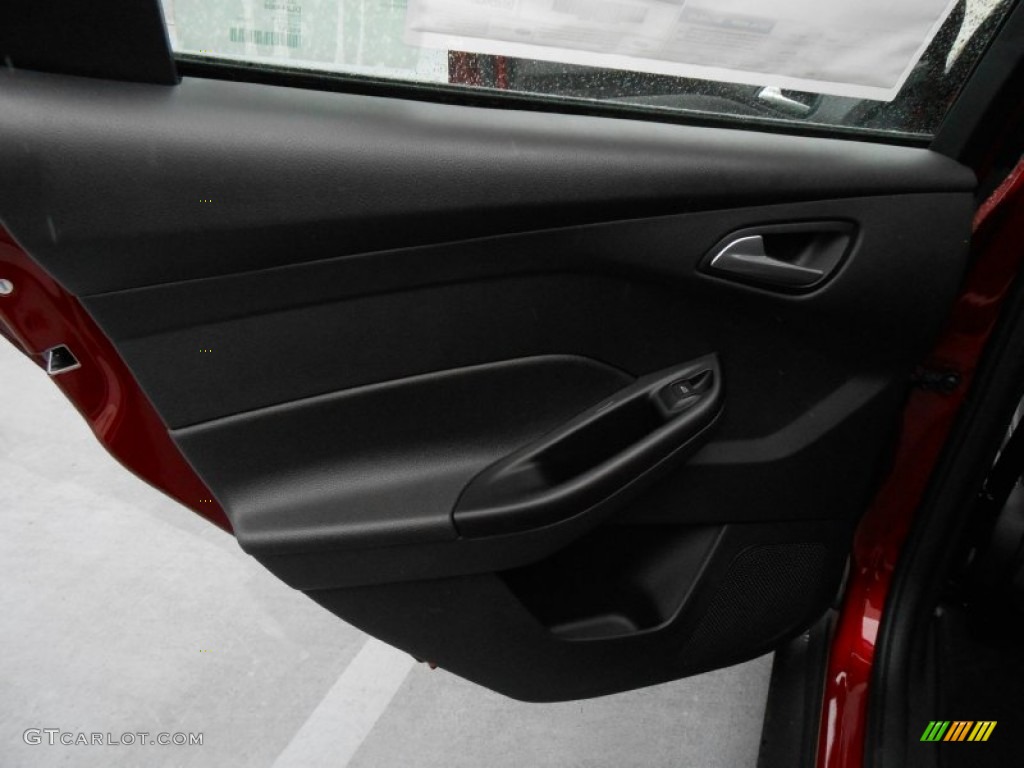 2013 Ford Focus SE Hatchback Charcoal Black Door Panel Photo #77104425