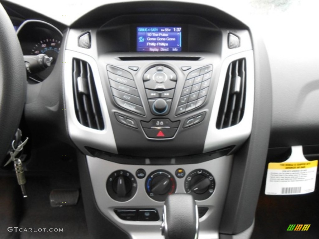 2013 Ford Focus SE Hatchback Controls Photo #77104492
