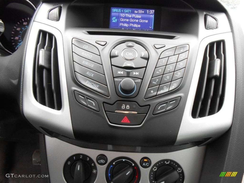 2013 Ford Focus SE Hatchback Controls Photo #77104506