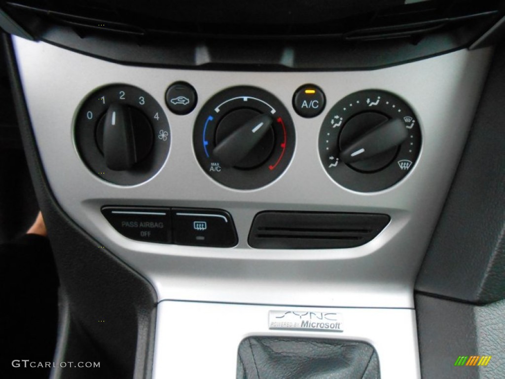 2013 Ford Focus SE Hatchback Controls Photo #77104514