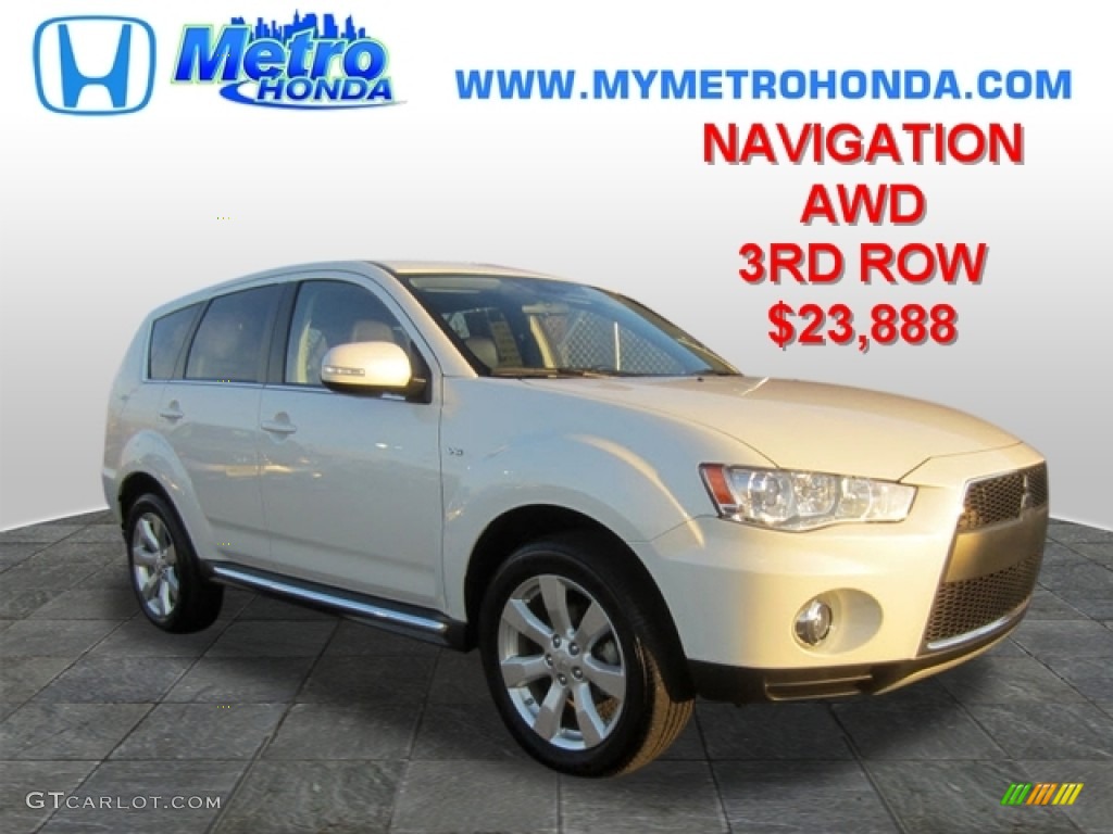 Diamond White Pearl Mitsubishi Outlander