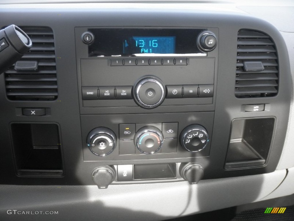 2013 GMC Sierra 2500HD Regular Cab 4x4 Chassis Controls Photo #77114921