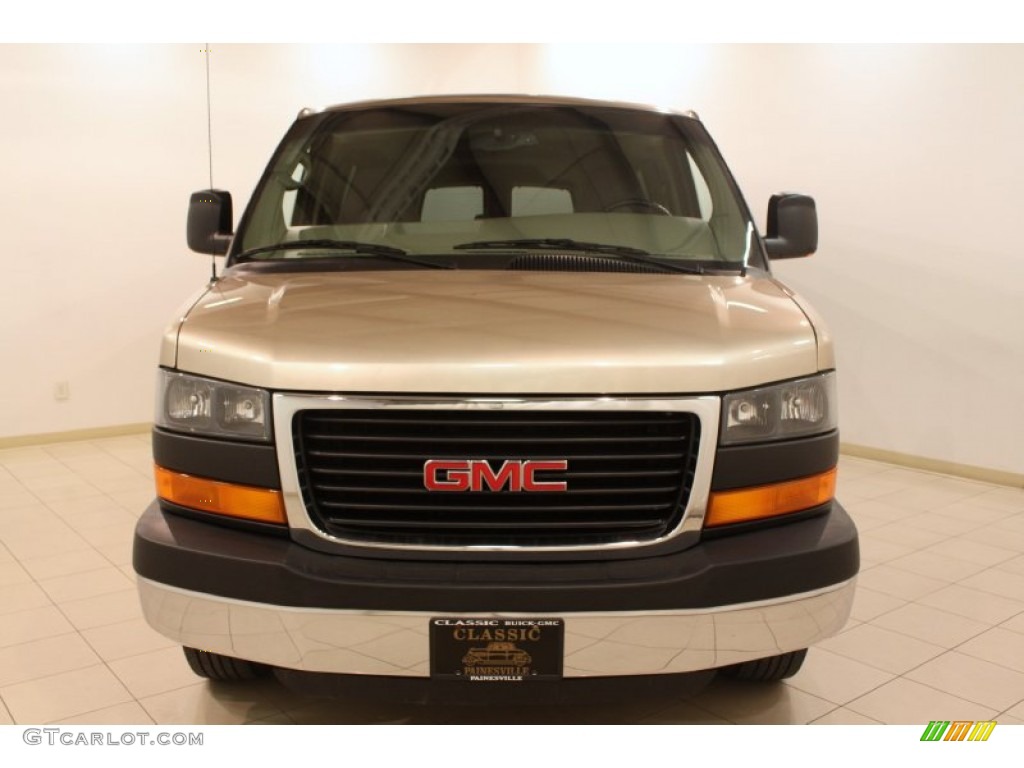 2007 Savana Van LS 3500 Passenger - Sand Beige Metallic / Neutral photo #2