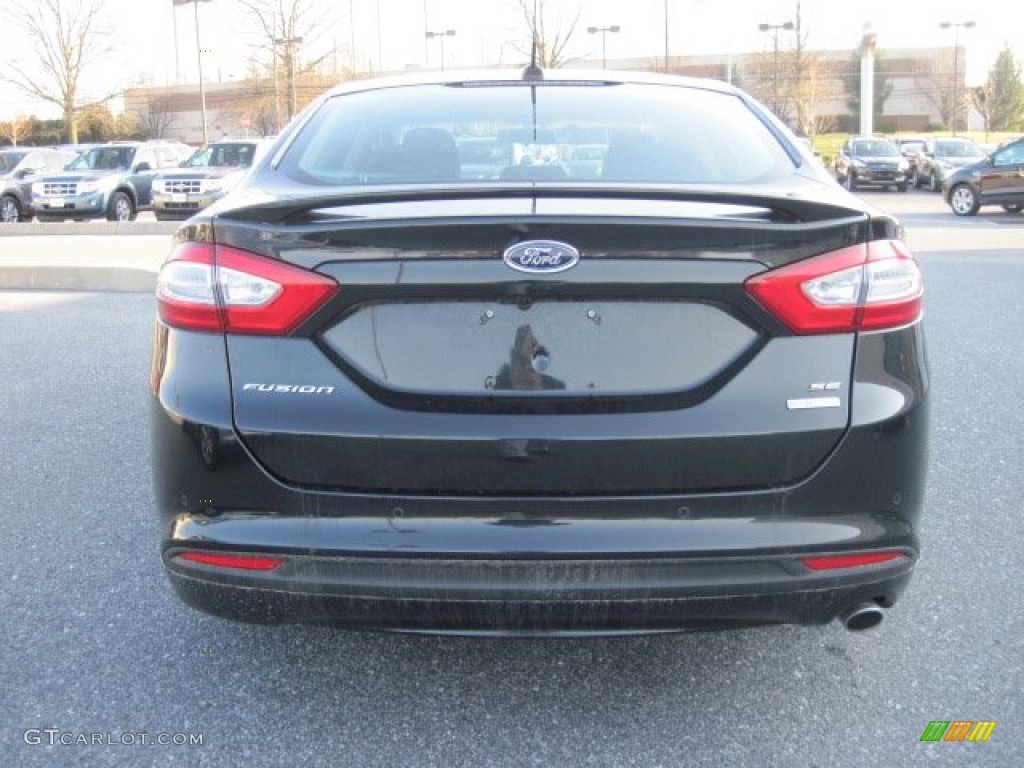 2013 Fusion SE 1.6 EcoBoost - Tuxedo Black Metallic / SE Appearance Package Charcoal Black/Red Stitching photo #4