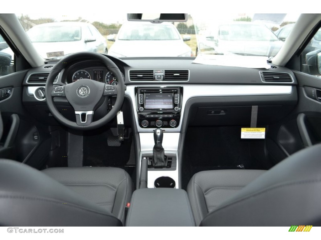 2013 Volkswagen Passat 2.5L SE Titan Black Dashboard Photo #77155769