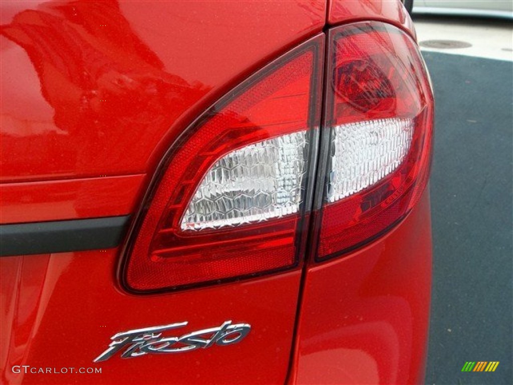 2013 Fiesta SE Sedan - Race Red / Charcoal Black/Light Stone photo #7
