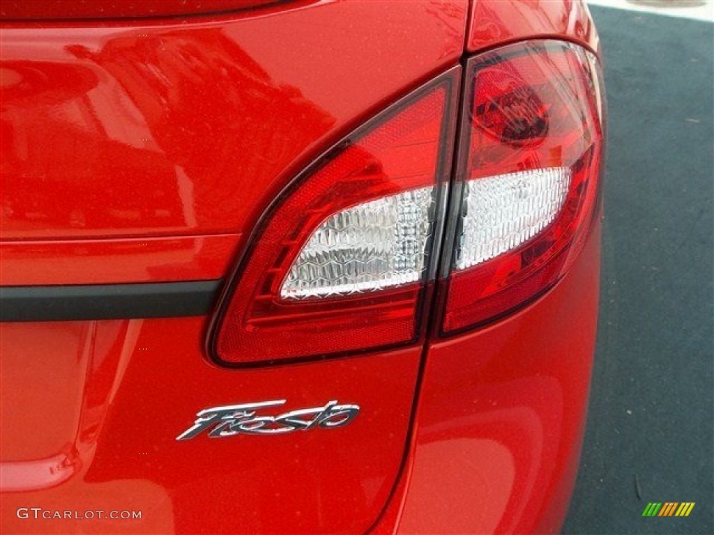 2013 Fiesta SE Sedan - Race Red / Charcoal Black/Light Stone photo #9