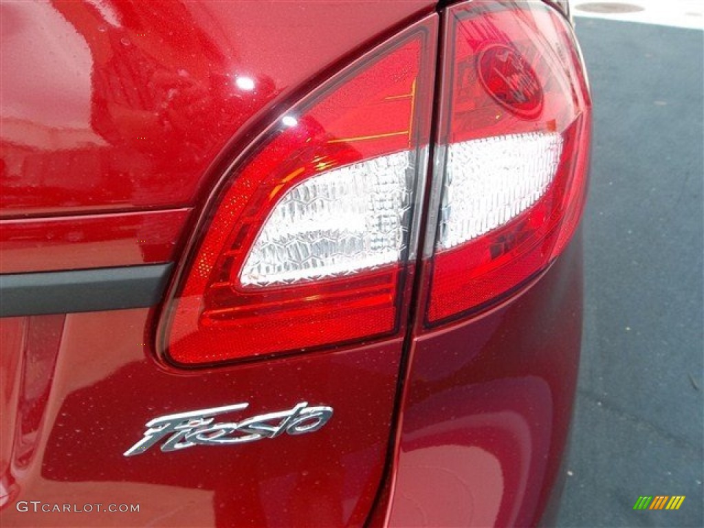 2013 Fiesta SE Sedan - Ruby Red / Charcoal Black photo #7