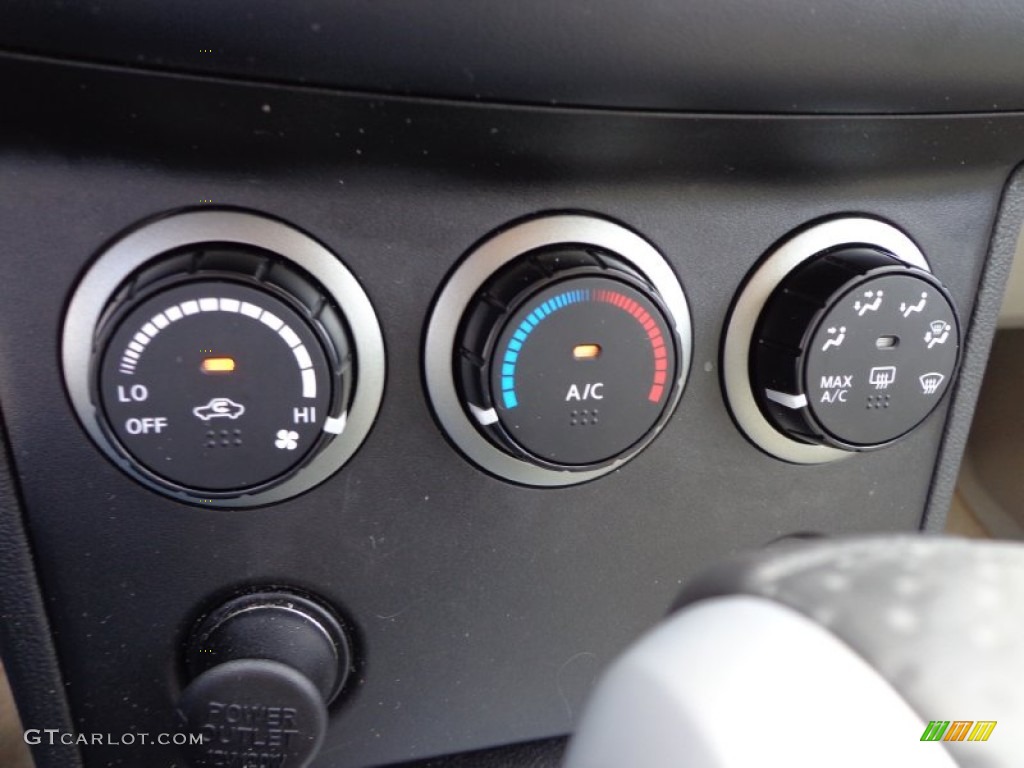 2010 Nissan Rogue S Controls Photos