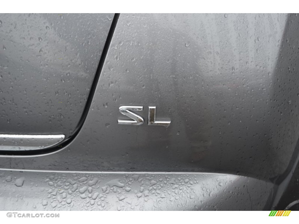 2011 Nissan Juke SL Marks and Logos Photos