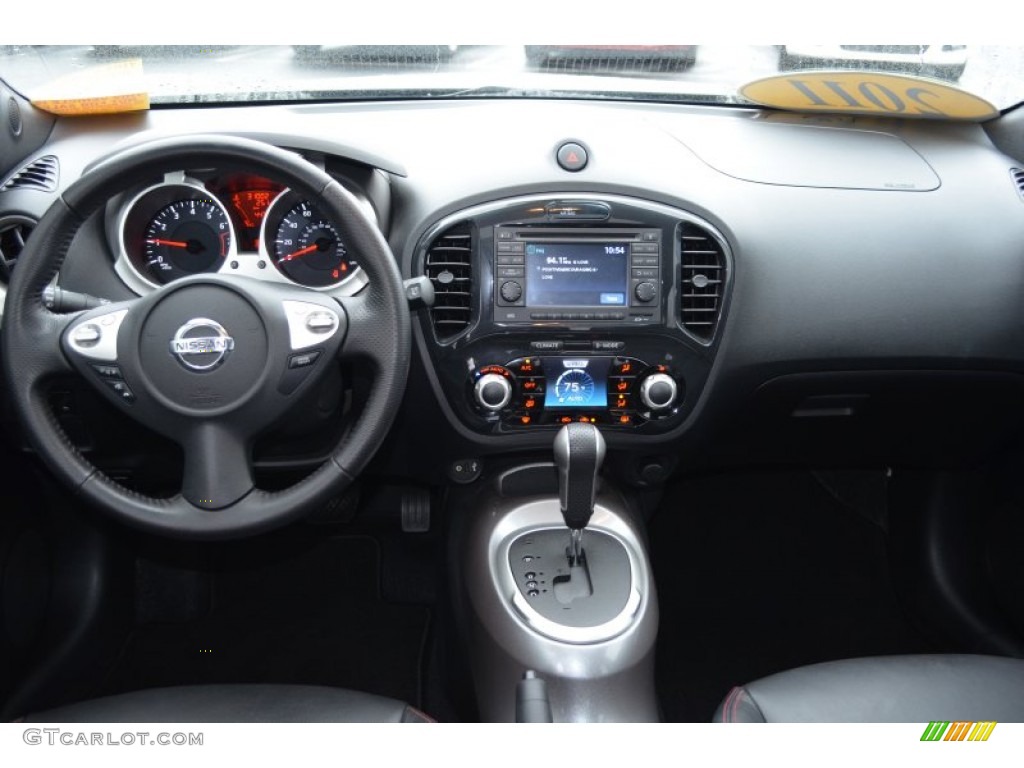 2011 Nissan Juke SL Dashboard Photos