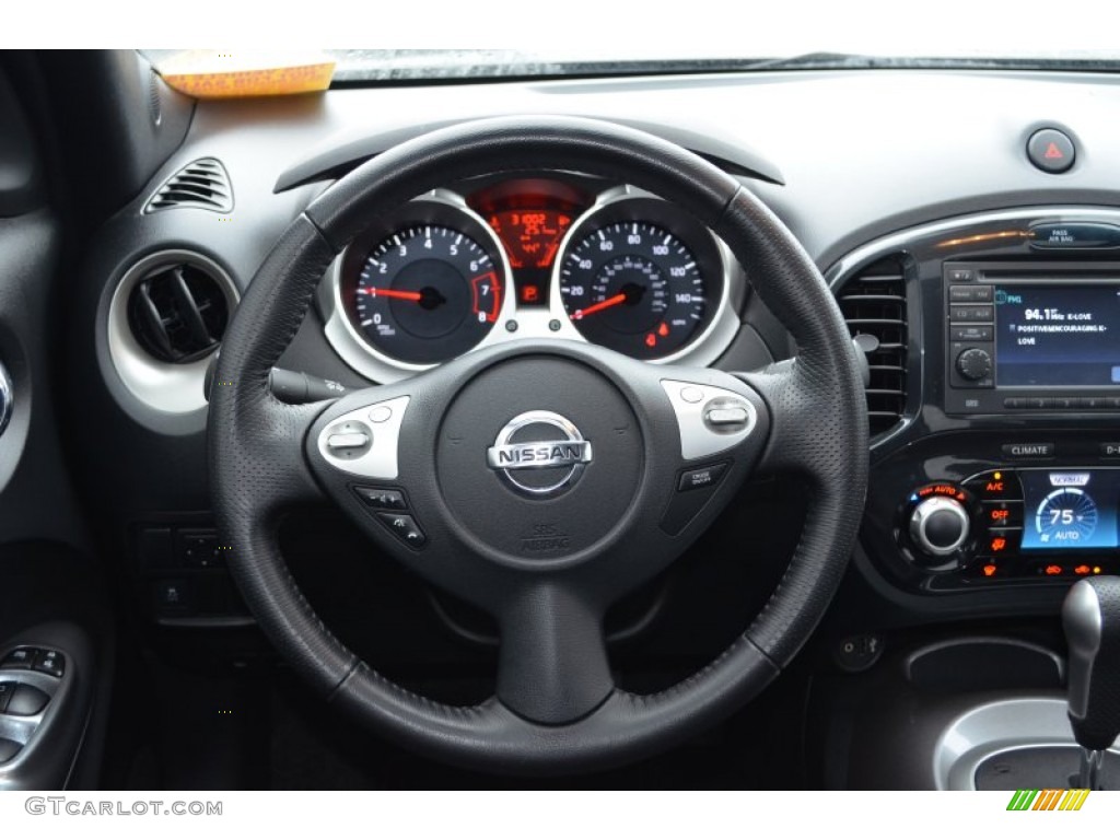 2011 Nissan Juke SL Steering Wheel Photos