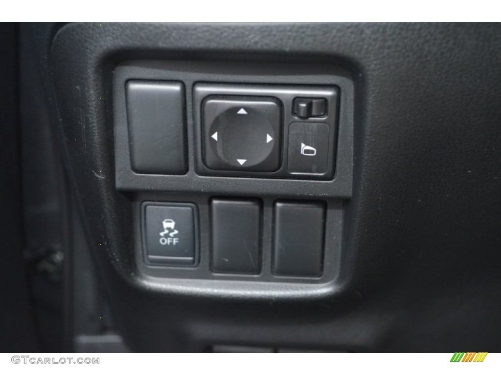 2011 Nissan Juke SL Controls Photo #77176040