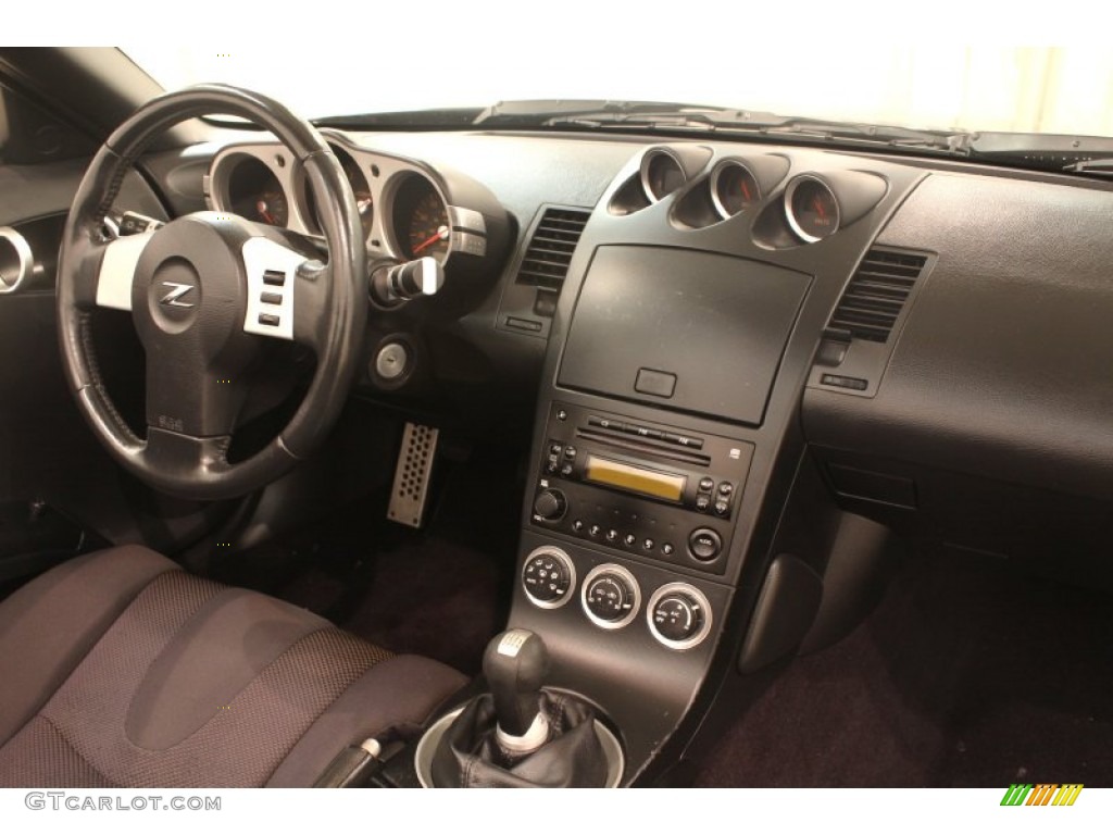 2005 Nissan 350Z Roadster Controls Photos