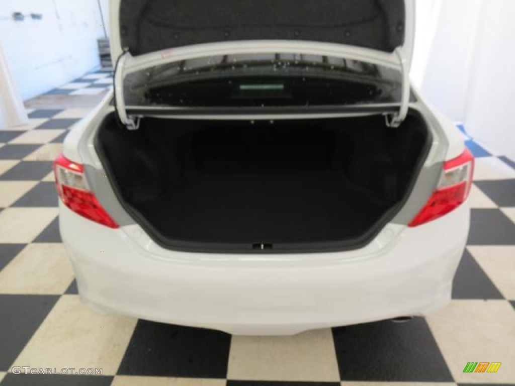 2013 Camry SE - Super White / Black photo #17