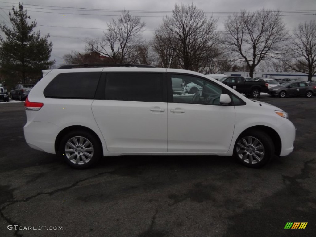 2011 Sienna LE AWD - Super White / Light Gray photo #4