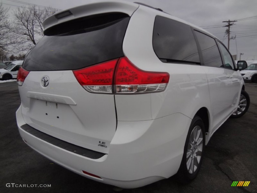 2011 Sienna LE AWD - Super White / Light Gray photo #5