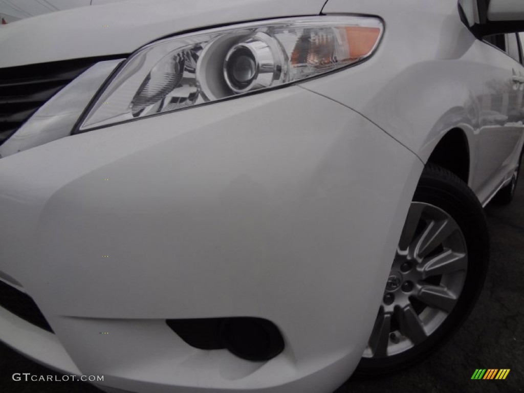 2011 Sienna LE AWD - Super White / Light Gray photo #8
