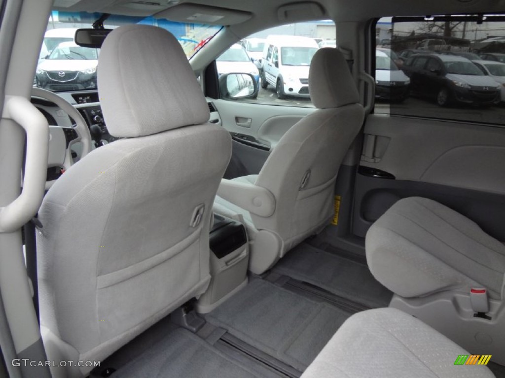 2011 Sienna LE AWD - Super White / Light Gray photo #16