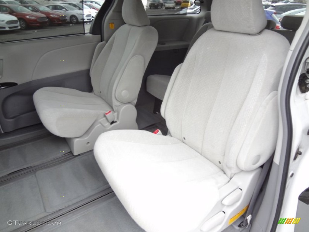 2011 Sienna LE AWD - Super White / Light Gray photo #17