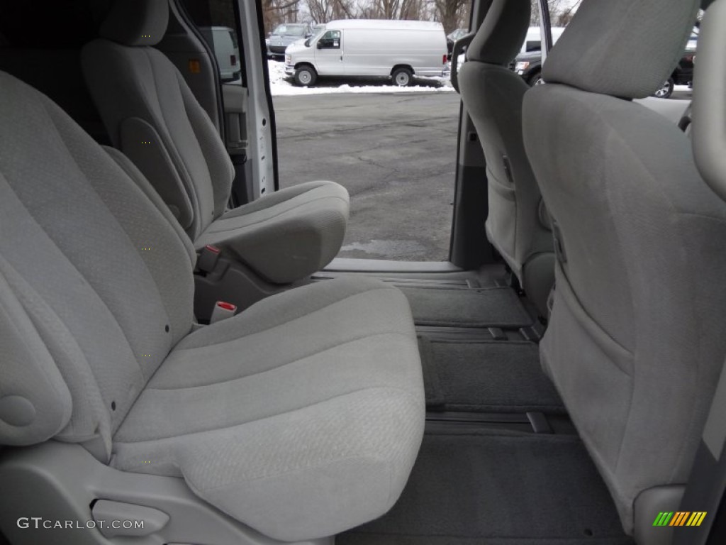 2011 Sienna LE AWD - Super White / Light Gray photo #19