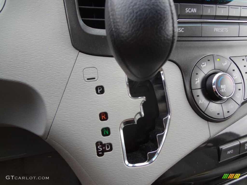 2011 Sienna LE AWD - Super White / Light Gray photo #34