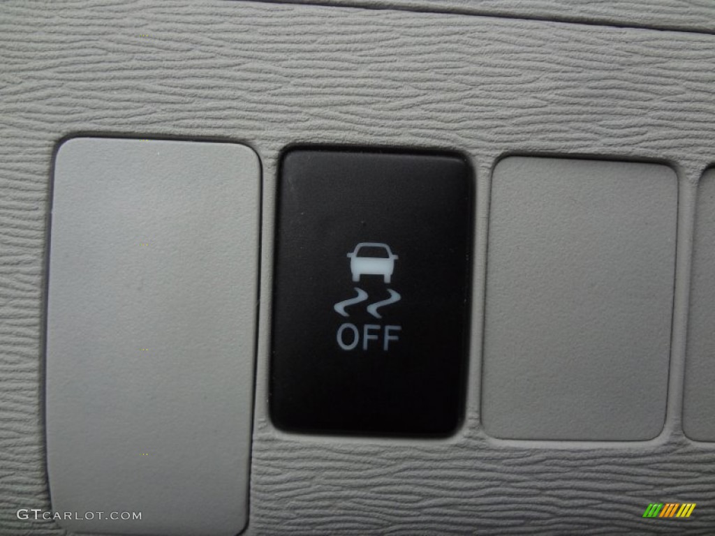 2011 Sienna LE AWD - Super White / Light Gray photo #36