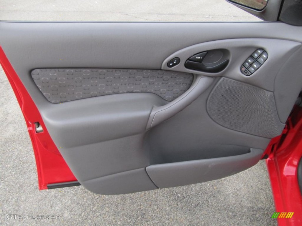 2003 Focus ZX5 Hatchback - Infra-Red / Medium Graphite photo #7