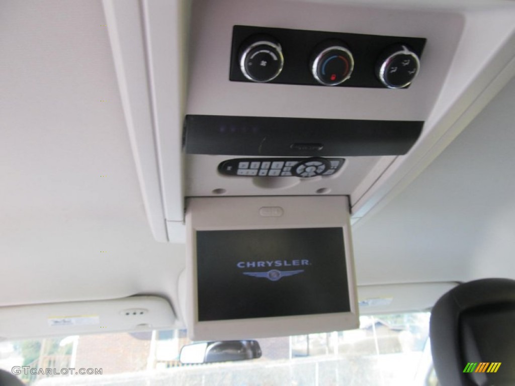 2010 Chrysler Town & Country Touring Entertainment System Photo #77227793