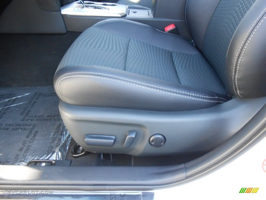 2013 Camry SE - Super White / Black photo #24